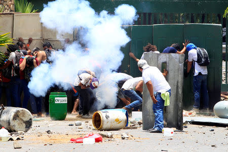 Students from the Universidad Agraria (UNA) public university protest against reforms that implement changes to the pension plans of the Nicaraguan Social Security Institute (INSS) in Managua, Nicaragua April 19, 2018. REUTERS/Oswaldo Rivas