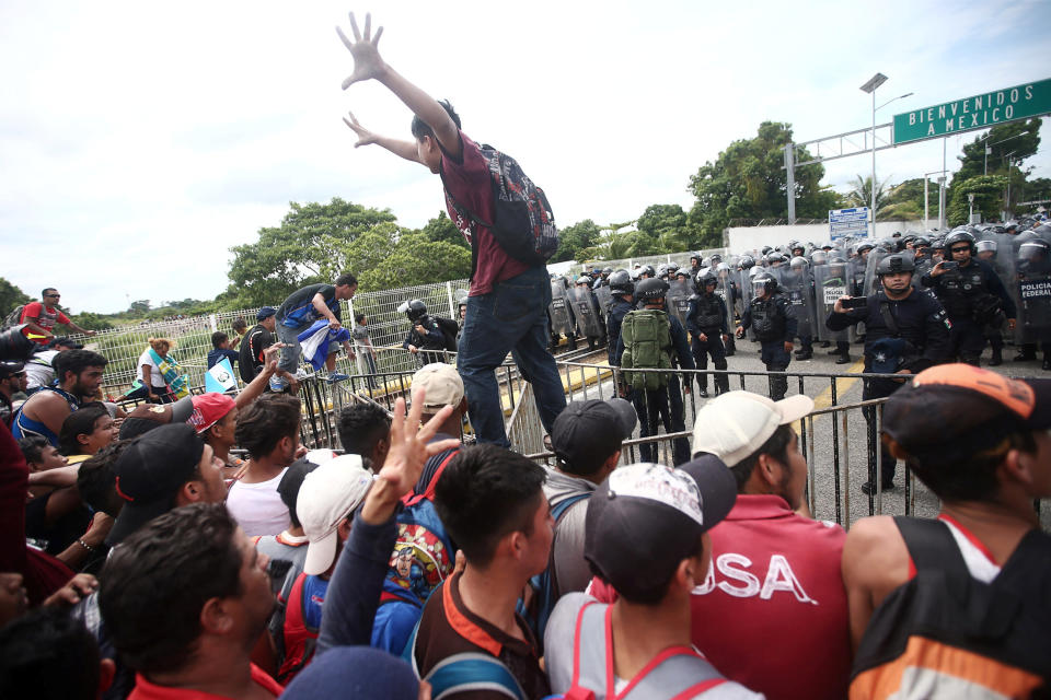 FOTOS | Así rompieron los migrantes el cerco fronterizo para entrar a México