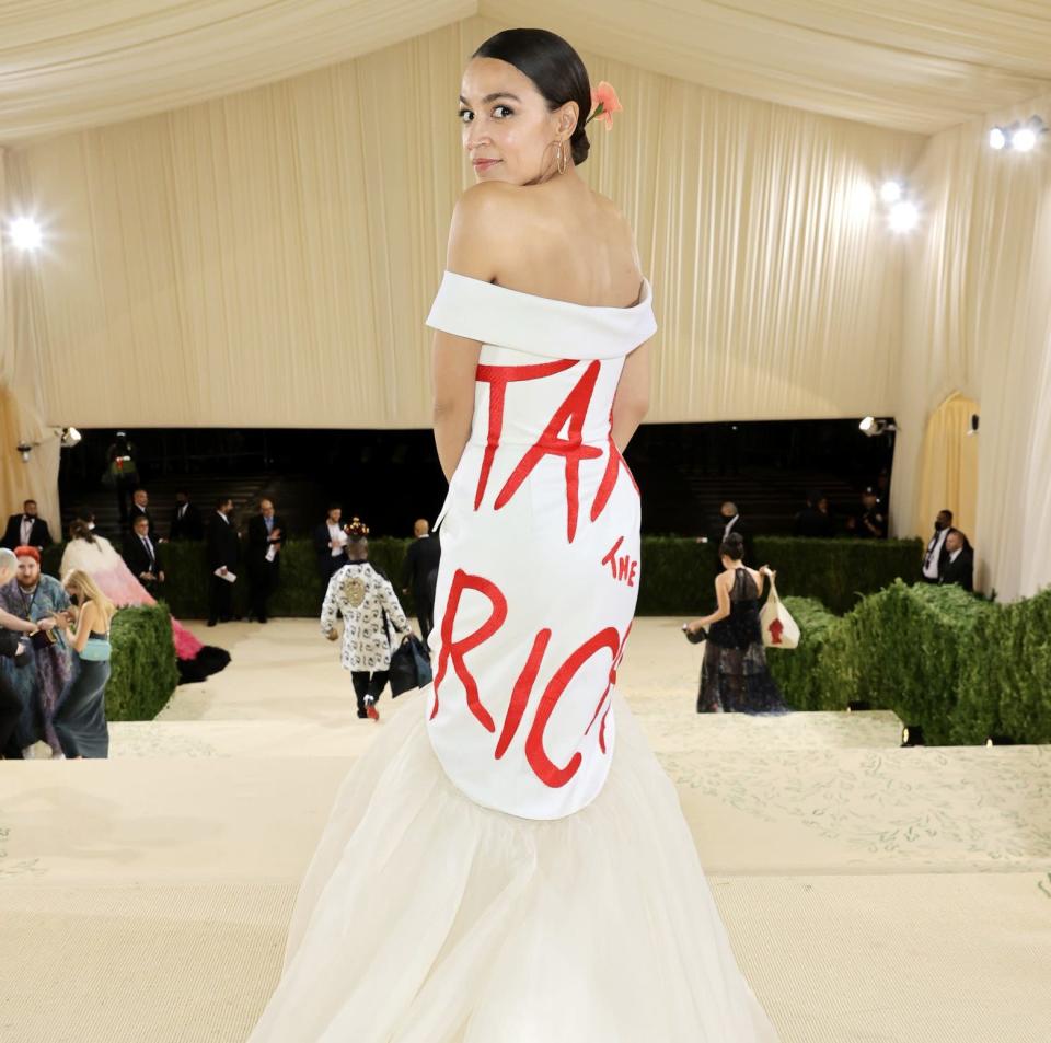 La Sra. Ocasio-Cortez asistió a la Met Gala el año pasado con un vestido con el eslogan 'Tax the Rich' - Jamie McCarthy/MG21/ Getty Images North America