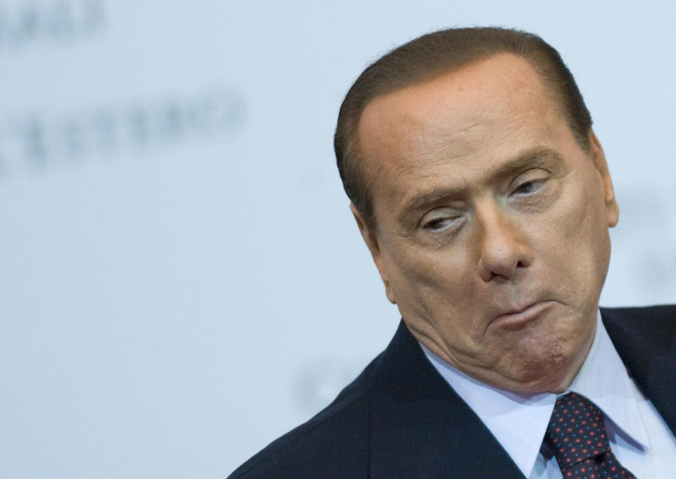 <b>Silvio Berlusconi</b><br><br>Déjà mis en cause pour plusieurs affaires de mœurs, « il Cavaliere » voit une information judiciaire ouverte à son encontre par le parquet de Milan le 14 janvier. Il aurait eu un an plus tôt des relations sexuelles tarifées avec une jeune marocaine connue sous le nom de « Ruby », mineure au moment des faits. Le 15 février, il est ordonné le jugement immédiat de Berlusconi.