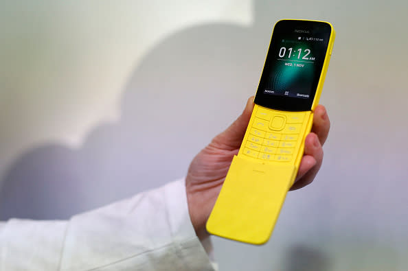 Il nuovo Nokia 8110 mantiene la forma curva (Getty)