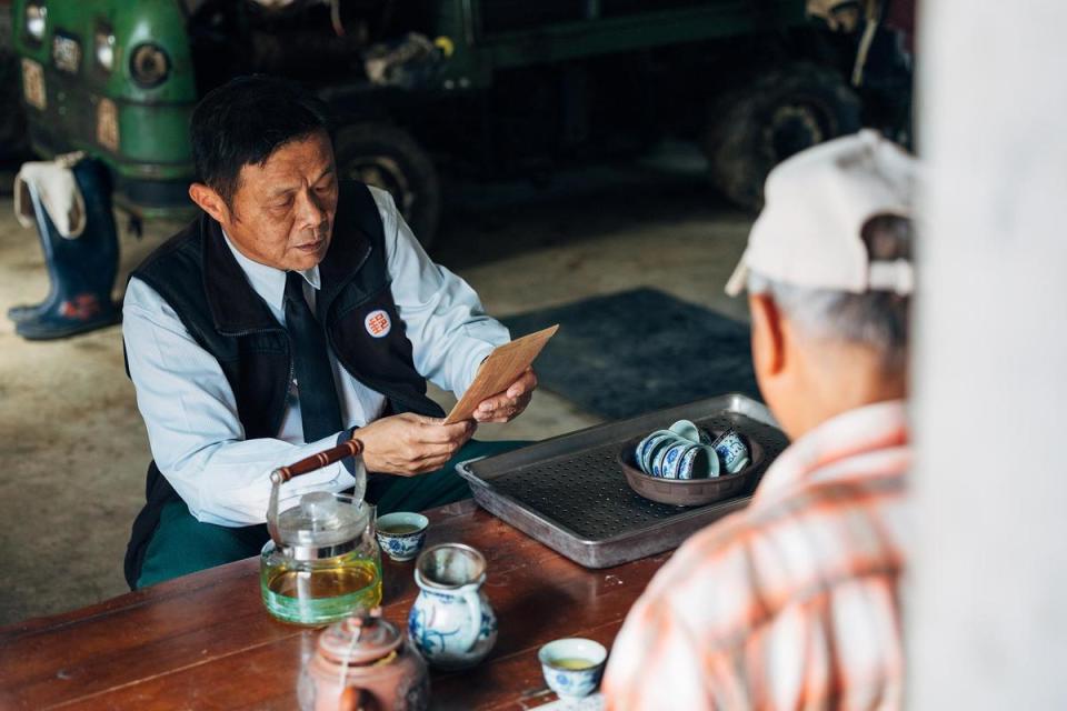 三十餘年的郵務生涯，戴臣佑（左）不負所託、使命必達（文化總會提供）