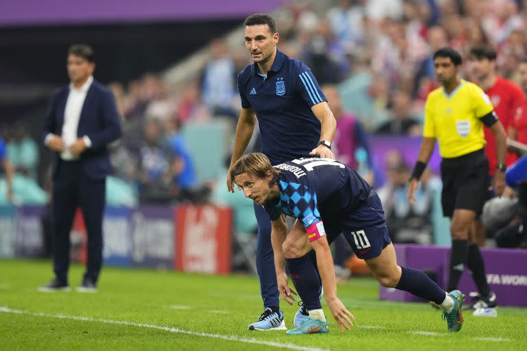 Lionel Scaloni ayuda a Luca Modric a levantarse durante el partido entre Argentina y Croacia por semifinales del Mundial Qatar 2022.