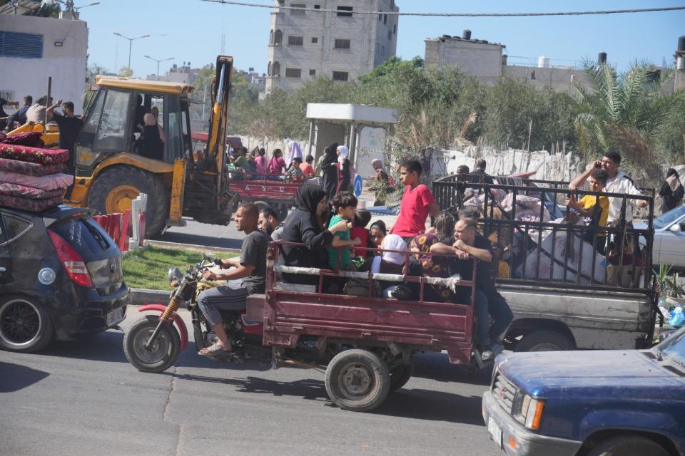 加薩北部巴勒斯坦民眾13日撤離家園，往南移動。美聯社