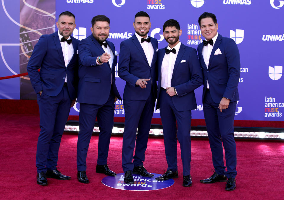 Banda El Recodo llega a los Latin American Music Awards el jueves 20 de abril de 2023 en la arena MGM Grand Garden en Las Vegas. (Foto AP/John Locher)