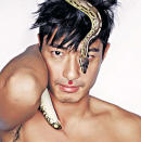 王宗堯日前應邀為YSL拍攝一輯「與蛇共舞」的唇膏半裸硬照，十分搶鏡。