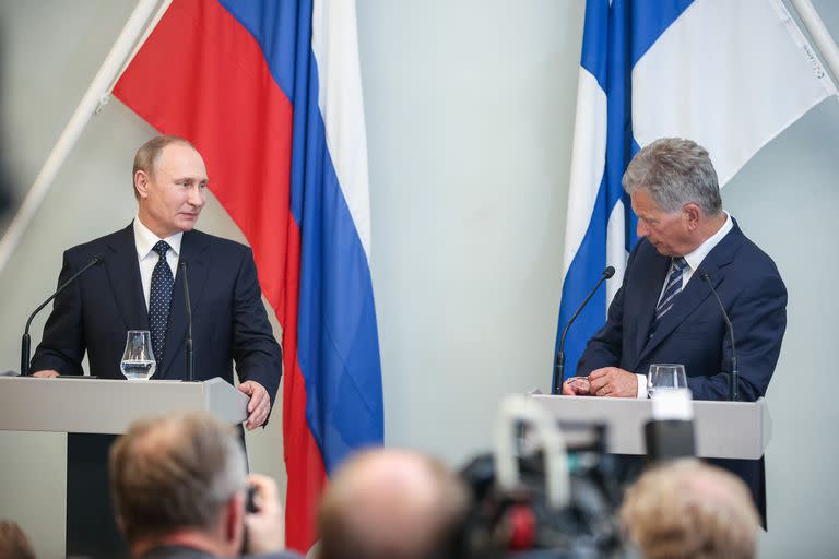 El presidente ruso Vladimir Putin junto a su homólogo finlandés Sauli Niinisto