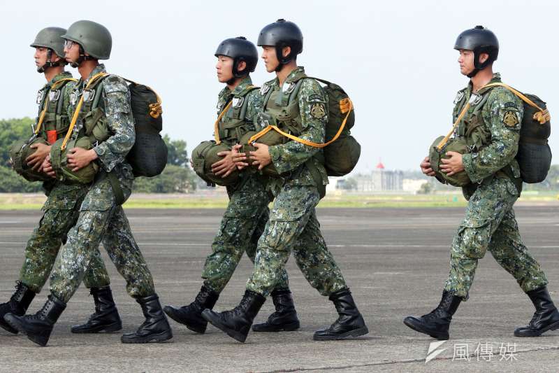 20180522-陸軍22日上午於屏東傘兵潮州空降場，進行跳傘實地演練。（蘇仲泓攝）