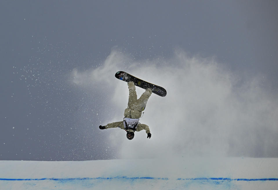 Fridtjof Sæther Tischendorf at the 2023 X Games Snowboard Knuckle Huck finals.