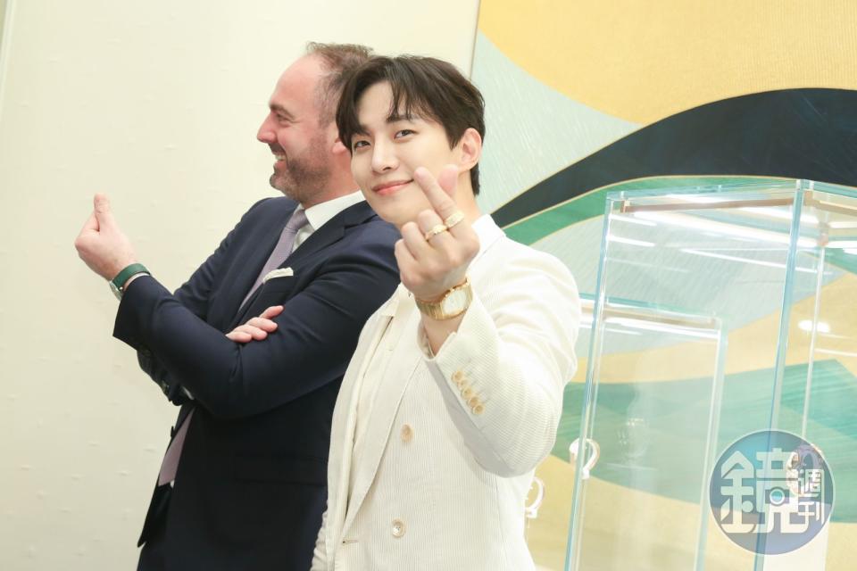 韓星李俊昊出席PIAGET形象概念精品店的開幕記者會，向粉絲帥氣比愛心。