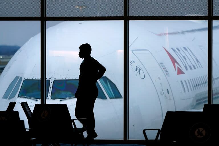 ARCHIVO - Un pasajero espera un vuelo de Delta Airlines en el Aeropuerto Internacional Hartsfield-Jackson en Atlanta 