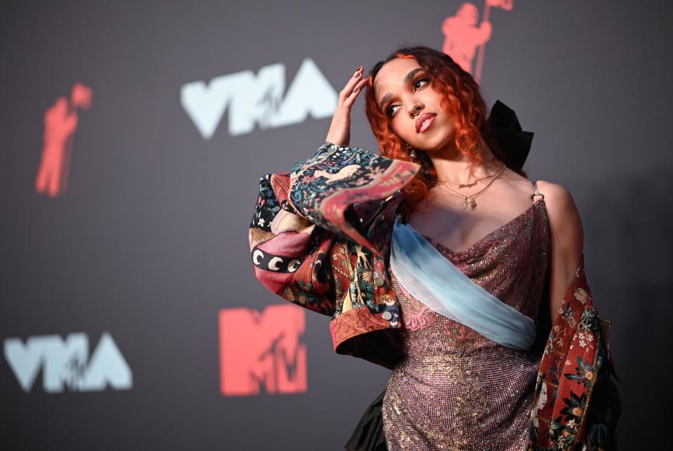 English singer-songwriter FKA twigs arrives for the 2019 MTV Video Music Awards at the Prudential Center in Newark, New Jersey on August 26, 2019. (Photo by Johannes EISELE / AFP)        (Photo credit should read JOHANNES EISELE/AFP/Getty Images)