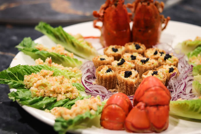 創意菜「龍蝦蝦鬆」有兩種吃法，搭配生菜或金盃品嚐。徐力剛攝