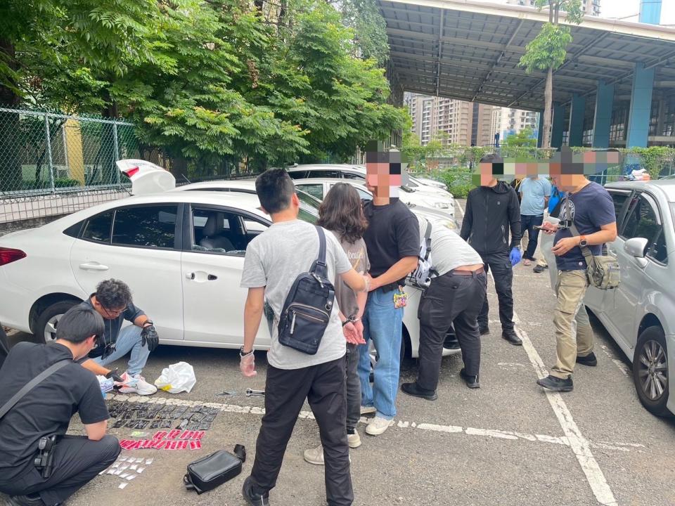 警方查獲劉男等13名嫌犯，起獲大批毒品咖啡包。（翻攝畫面）