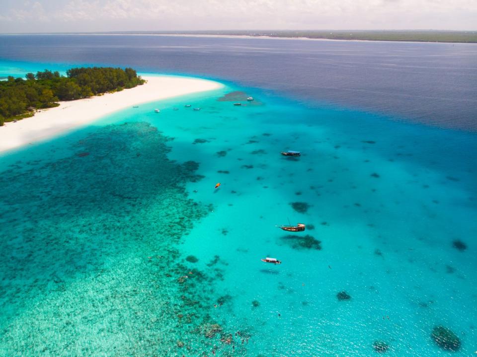 Das Mnemba Atoll in Tansania bietet eine bunte Unterwasserflora und -fauna und lädt zum Schnorcheln ein.  (Bild: iStock/Thomas Pommerin)