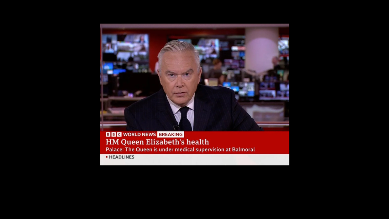 El periodista de BBC World News Huw Edwards durante la transmisión del fallecimiento de Isabel II de Inglaterra el 8 de septiembre de 2022. BBC World News