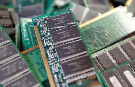 Toshiba's used-memory chips are seen at an electronics shop in Tokyo November 9, 2010. REUTERS/Kim Kyung-Hoon/Files