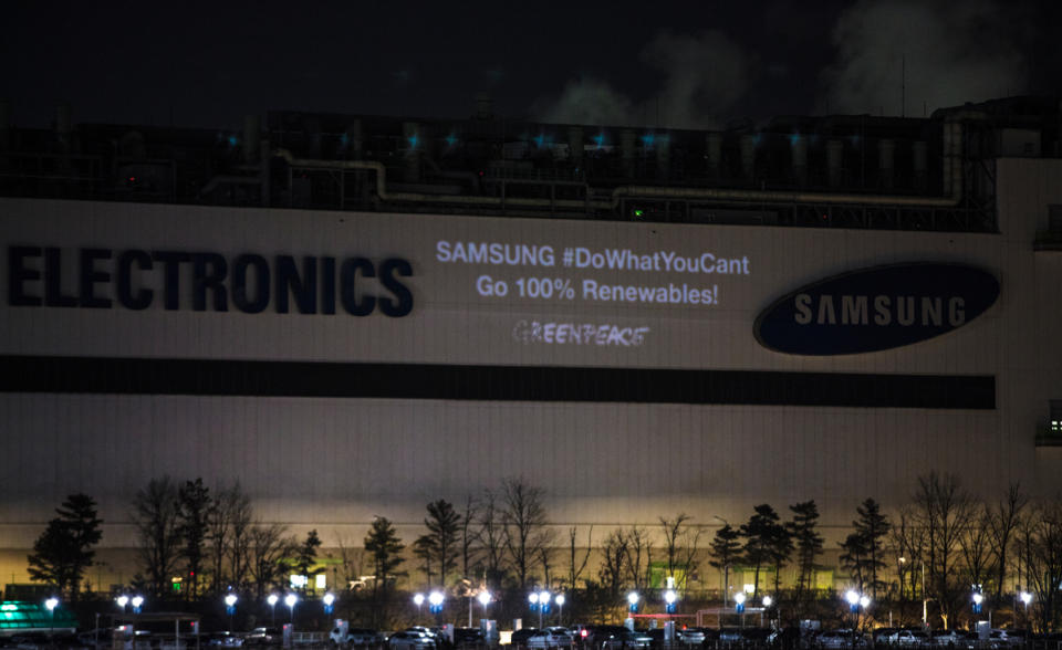 2018年，綠色和平行動者前往Samsung位於韓國的半導體廠區，並在外牆進行投影行動，要求該企業100%使用再生能源。