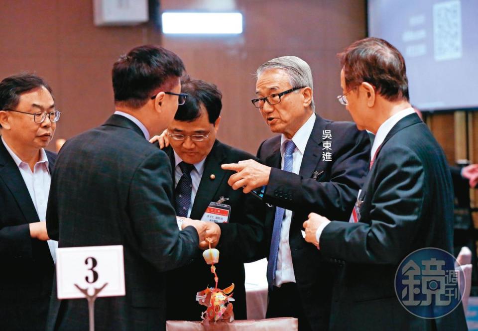吳東進為爭取新光三越大股東日方支持，改推弟弟吳東昇爭取副董。