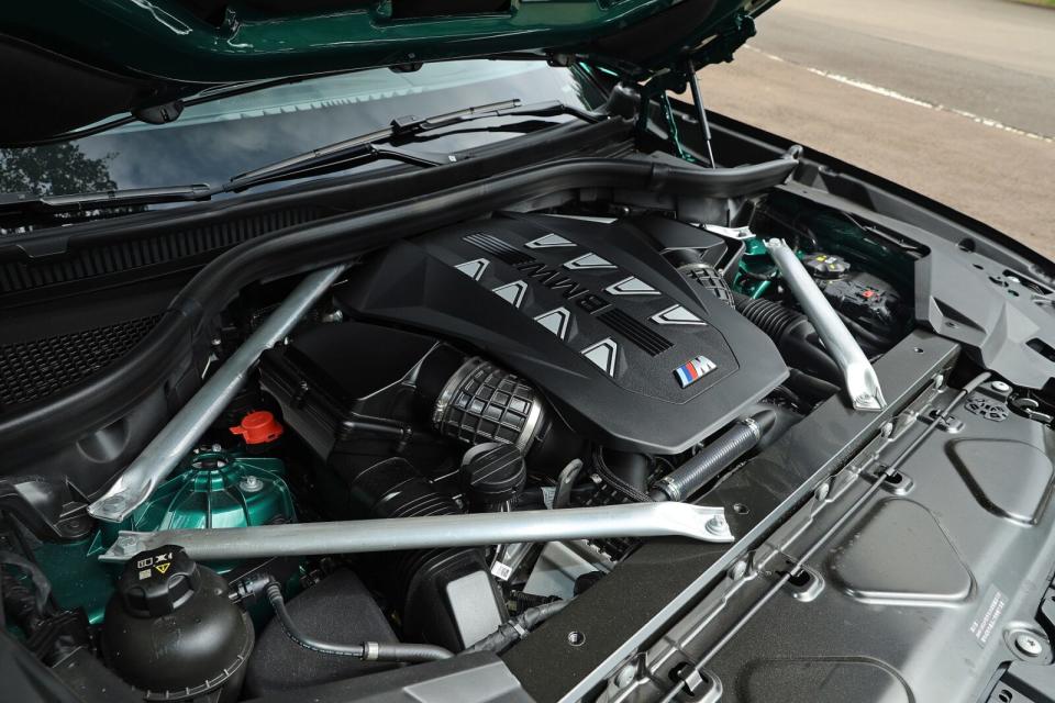 搭載的4.4L V8渦輪引擎具備530hp/76.5kgm最大輸出，另加入ISG 48V輕油電系統提升燃油效率。
