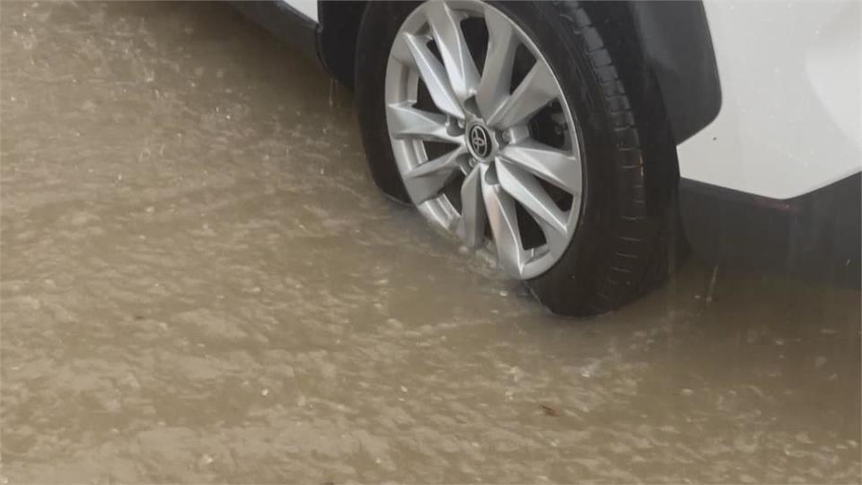 午後雷雨強襲！　南投市區淹水多車輛拋錨