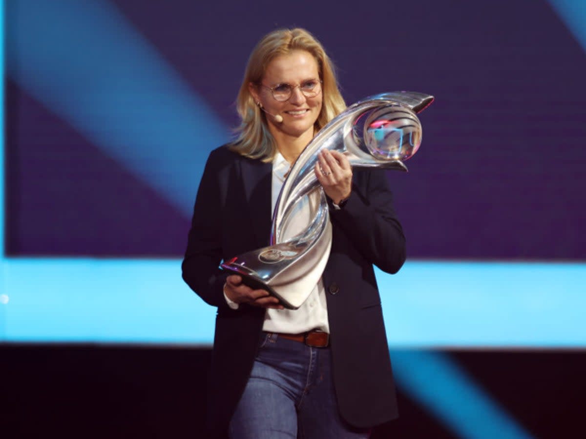 Sarina Wiegman carries the Euro 2022 trophy (Getty Images)