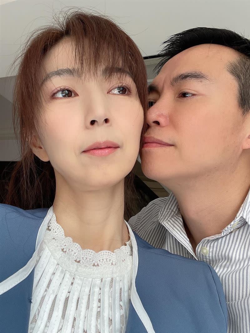 吳鈴山和老婆黃崇蘭成為台灣演藝圈第一對打疫苗的夫妻檔。（圖／翻攝自吳鈴山臉書）