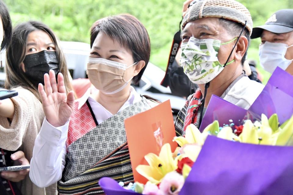 台灣自由車一哥馮俊凱二度叩關奧運，可惜未能完賽。
馮俊凱父親馮星（右2））認為，這次台灣只有1席參賽資
格，馮俊凱孤軍奮鬥、缺乏隊友支援，體力上消耗很多
，加上賽前未能先前往富士山脈高難度賽場熟悉場地，
要和其他車隊拚搏相對不易，台中市長盧秀燕專程前往探視。（台中市政府李昱提供）