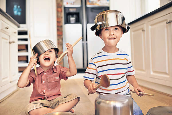 拿湯匙敲擊鍋盆，讓孩子聆聽日常物品發出的聲響。
