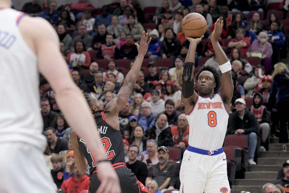 CORRECTS ID TO OG ANUNOBY INSTEAD OF DAQUAN JEFFRIES - New York Knicks' OG Anunoby (8) shoots from the outside against the Chicago Bulls during the first quarter of an NBA basketball game in Chicago, Friday, April 5, 2024. (AP Photo/Mark Black)