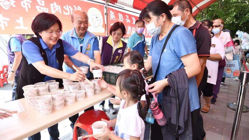 ▲2023彰化畜產嘉年華「彰化豚肉節」，彰化縣長王惠美發送藥膳排骨美食讓民眾品嚐。（記者林明佑翻攝）