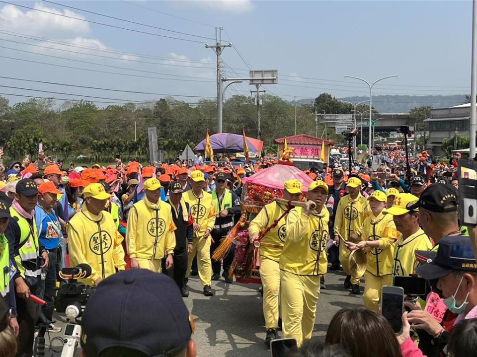 白沙屯媽祖神轎抵達台3線林內段時，往前是林內市區、往右是台3線外環道，神轎停駐一分多鐘抉擇，選了往市區前進，林內鄉民大呼神奇、不可思議。（資料照）
