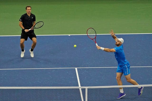 Jamie Murray and Bruno Soares in action