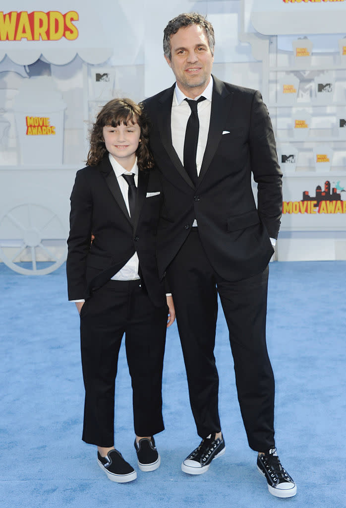 Mark Ruffalo and his little are a daddy-daughter duo at the MTV Movie Awards. (Photo: Getty)