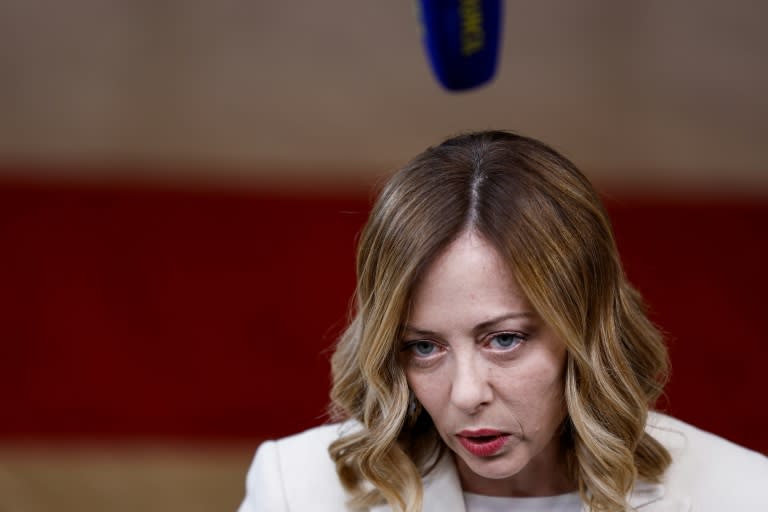 La primera ministra italiana, Giorgia Meloni, habla con los periodistas durante la última cumbre europea, el 18 de abril de 2024 en Bruselas (Kenzo Tribouillard)