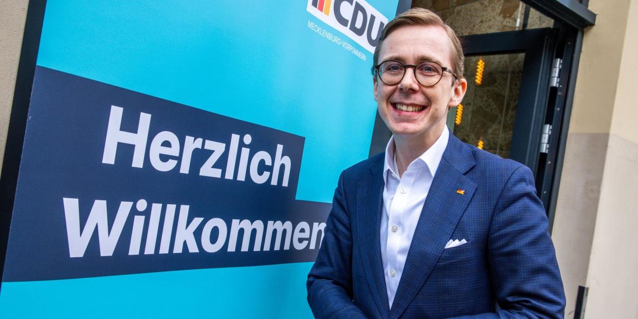 Philipp Amthor (CDU) steht nach einer Pressekonferenz neben einem Schild mit der Aufschrift „Herzlich Willkommen“.<span class="copyright">Jens Büttner/dpa</span>