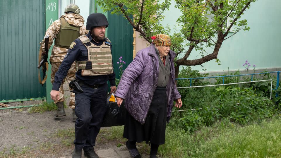  Maria, 85, evacuates the Ukrainian town of Vovchansk. - CNN