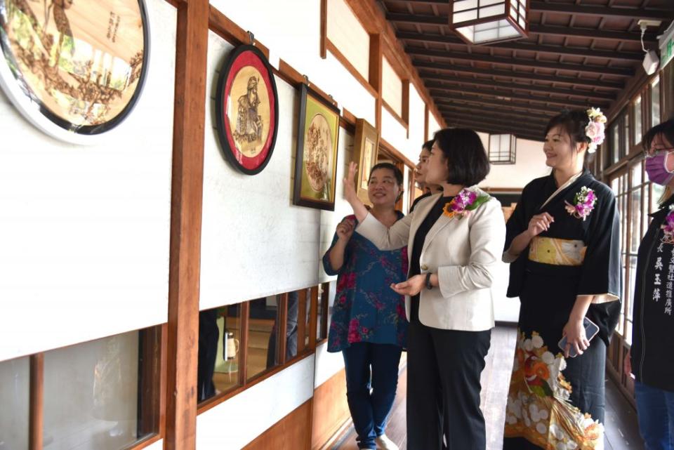 虎尾涌翠閣廖淑芬師生聯展「用溫度烙出的藝術畫作」，即日起至廿六日歡迎前往觀賞。（記者陳正芬攝）