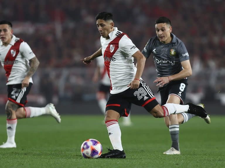 Rodrigo Aliendro y Fernando Zuqui, integrantes de River y Estudiantes, que este miércoles disputarán en Córdoba la Supercopa Argentina como campeons de la Liga Profesional y la Copa Argentina, respectivamente.