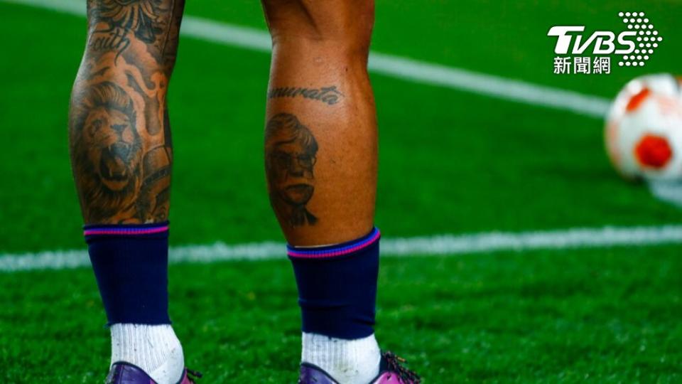巴塞隆納隊明星球員德佩大腿的刺青圖案。（圖/達志影像美聯社）