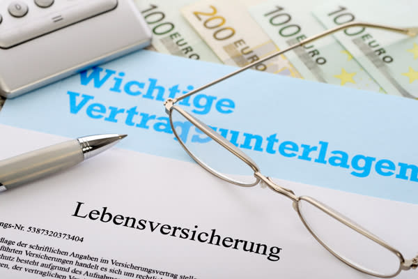 Doch im Vergleich zu einem Uni - oder Fachhochschul-Abschluss in BWL schneiden FH-Absolventinnen aus dem Bereich Finanzen und Versicherung noch ein wenig besser ab. 10,29 Euro wandern hier pro Stunde aufs Konto. (Bild: ddp images)