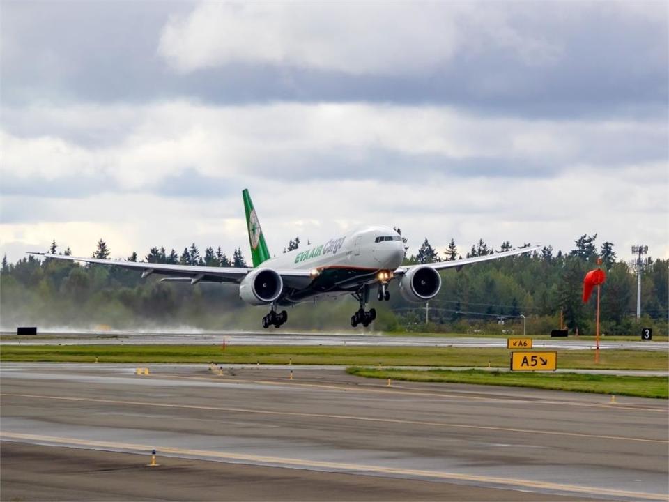 快新聞／再添生力軍！　長榮航空第6架「777F貨機」抵台助攻貨運市場