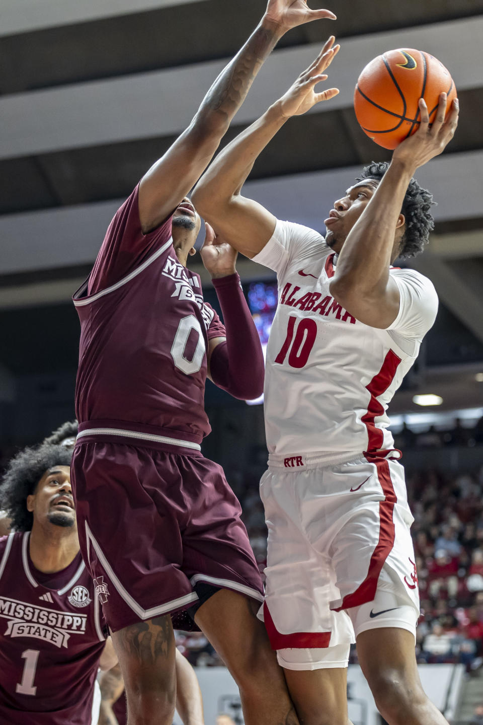 Alabama forward Mouhamed Dioubate (10) works against Mississippi State forward D.J. Jeffries (0) during the first half of an NCAA college basketball game, Saturday, Feb. 3, 2024, in Tuscaloosa, Ala. (AP Photo/Vasha Hunt)