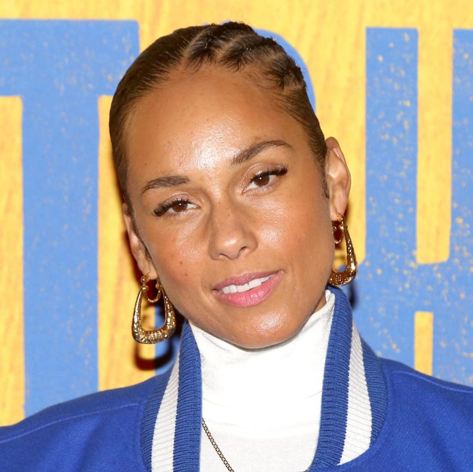 Alicia Keys's look appears to be without make-up