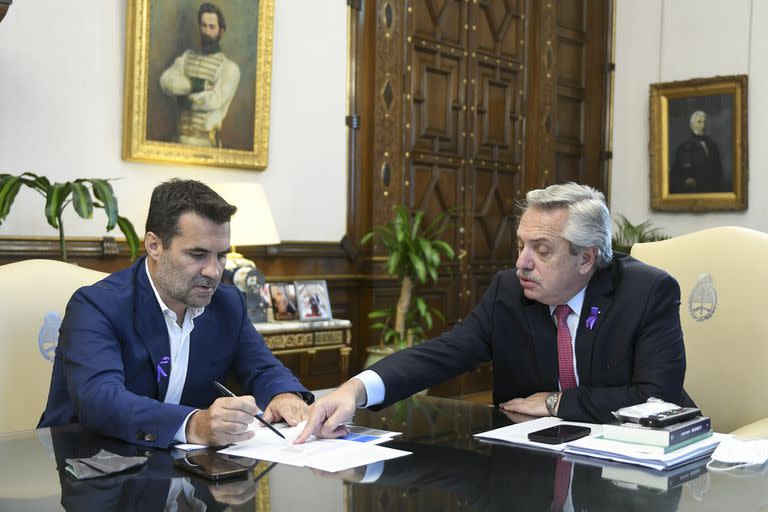 Dario Martínez y Alberto Fernández analizando el inicio del proceso para la construcción de la primera etapa del gasoducto Néstor Kirchner