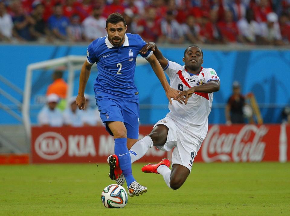 Greece's Giannis Maniatis (L) fights for the ball with Costa Rica's Joel Campbell during their 2014 World Cup round of 16 game at the Pernambuco arena in Recife June 29, 2014. REUTERS/Brian Snyder