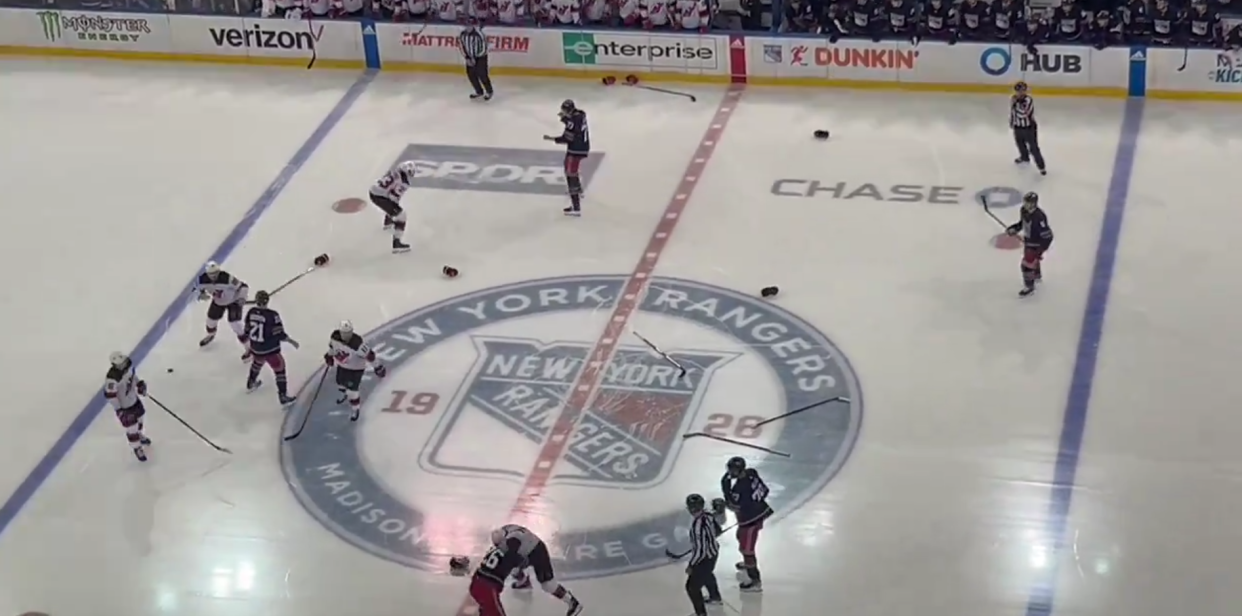 À gauche, à droite, au centre… Les spectateurs ne savaient plus ou donner de la tête lors de cette bagarre générale dès les premières secondes de jeu d’un match de hockey en NHL.