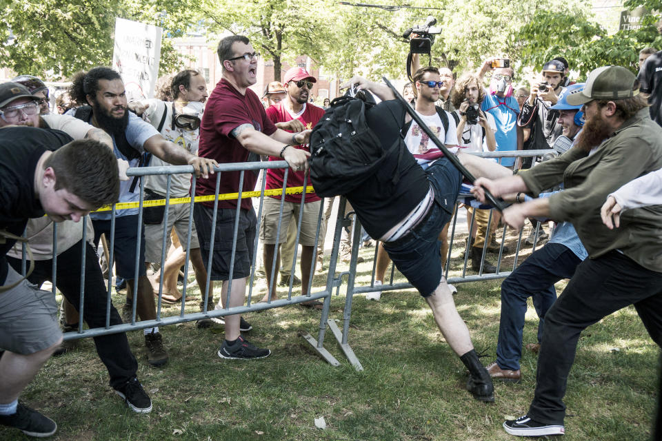 <p>Einige Gewaltbereite machten sogar vor dem Einsatz mit Schlagstöcken und anderen Mitteln nicht halt. (Bild: dpa) </p>