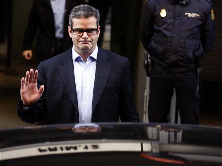 Ex-JPMorgan employee Javier Martin-Artajo, indicted by a U.S. grand jury in relation to the bank's "London Whale" trading scandal, waves as he leaves Spain's High Court in Madrid November 15, 2013. REUTERS/Sergio Perez