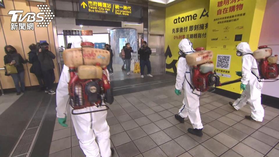 收假迎來返工潮，北市針對轉運站與捷運站加強消毒。（圖／TVBS）